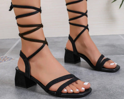 Sandalia Negra Gladiadora con Tacón – Elegancia y Estilo Mediterráneo